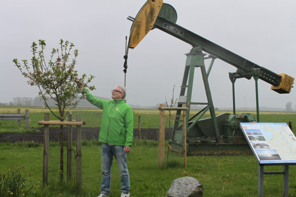 Ulrich von Triel vor einer alten Öl-Pumpe
